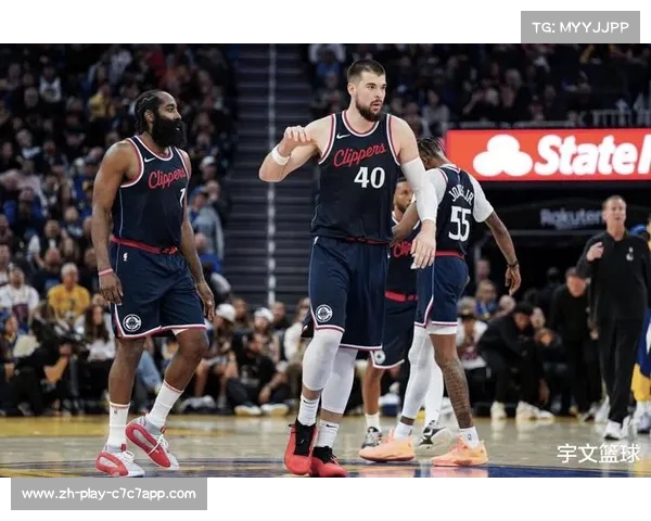 快船全队穿祖巴茨防守T恤呼吁拉票登哥因身材未能穿上